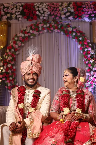 bridal-entry-flower-path-wedding