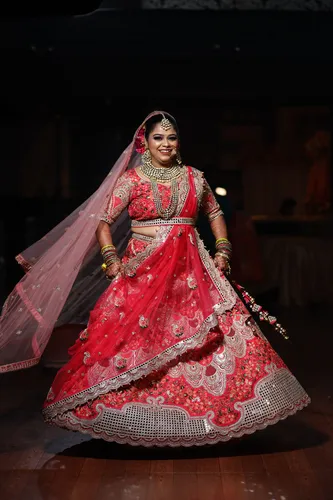 indian-bride-wedding-dress-detail